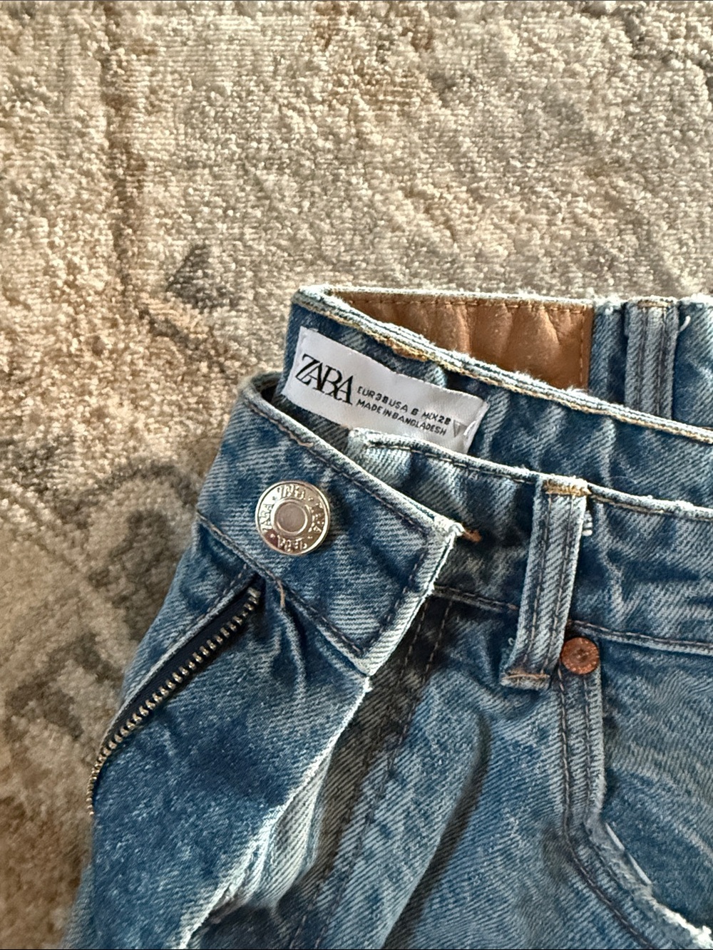 Zara light blue denim jeans with tan stitching - Picture 4 of 6